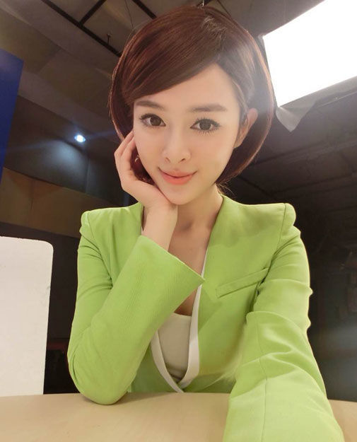 美女新闻主播安卓女主播为了火直播拖衣服-第2张图片-太平洋在线下载